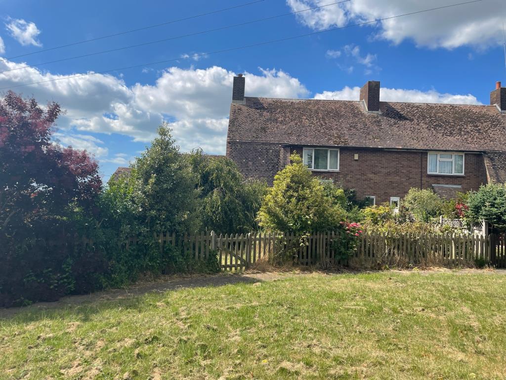 Lot: 19 - SEMI-DETACHED HOUSE FOR IMPROVEMENT WITH COUNTRYSIDE VIEWS -